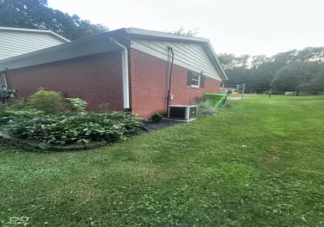 Photo 3 of Sale Pending at 2 Locust Hl St, Crawfordsville, IN 47933 | MLS# 22120830 | Listing updated on 2026-08-23