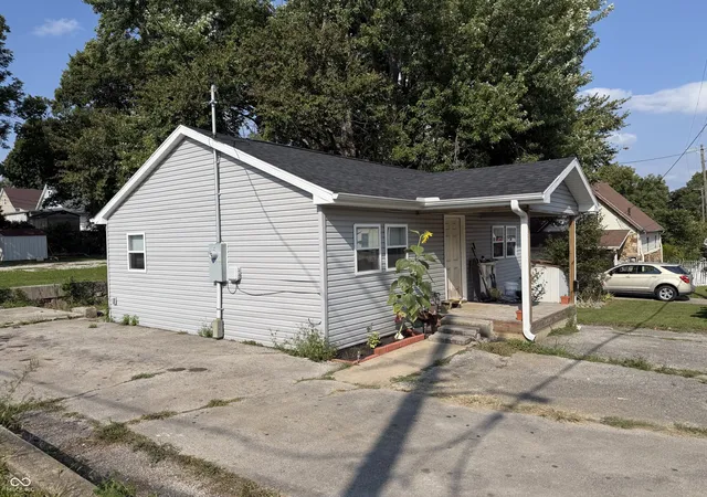 Photo 3 of Sale Pending at 911 22nd Street, Bedford, IN 47421 | MLS# 22120912 | Listing updated on 2026-10-02
