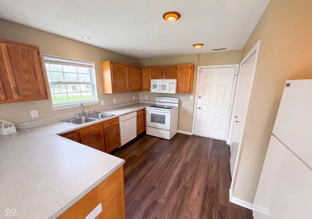 2nd image of 11307 Narrowleaf Dr, Indianapolis, IN 46235 | MLS# 22120957