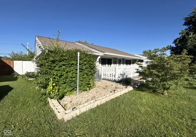 1st image of 641 Sweetbriar Dr, Whiteland, IN 46184 | MLS# 22120970