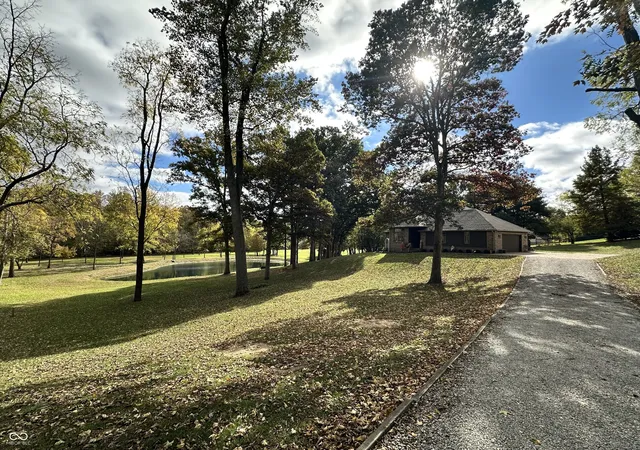 Photo 2 of Sale Pending at 2975 Clear Creek Blvd, Martinsville, IN 46151 | MLS# 22120974 | Listing updated on 2026-08-30