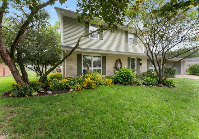 2nd image of 3520 Waycross Dr, Columbus, IN 47203 | MLS# 22121014