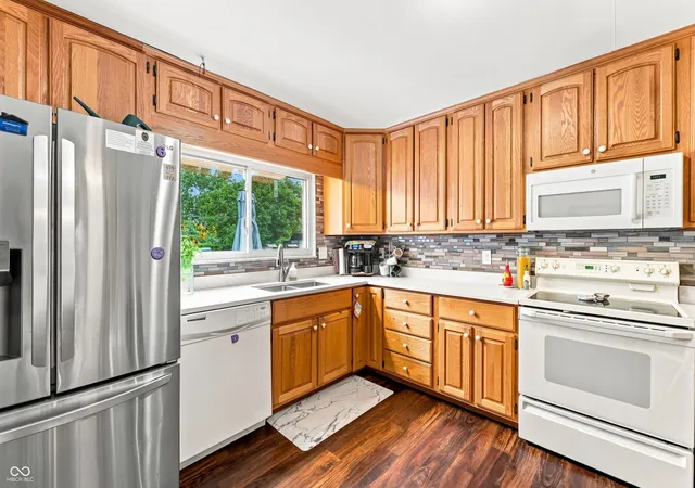 Photo 3 of Sale Pending at 3520 Waycross Dr, Columbus, IN 47203 | MLS# 22121014 | Listing updated on 2026-09-22