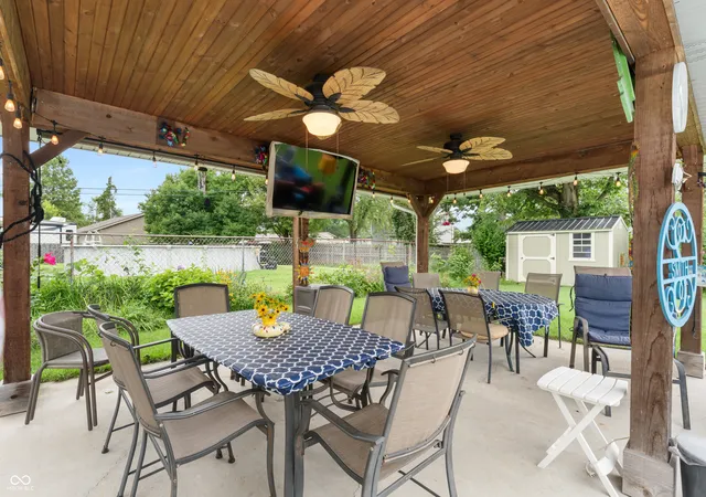 Photo 3 of Sale Pending at 3520 Waycross Dr, Columbus, IN 47203 | MLS# 22121014 | Listing updated on 2026-09-22