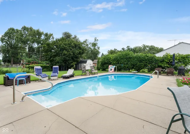 Photo 4 of Sale Pending at 3520 Waycross Dr, Columbus, IN 47203 | MLS# 22121014 | Listing updated on 2026-09-22