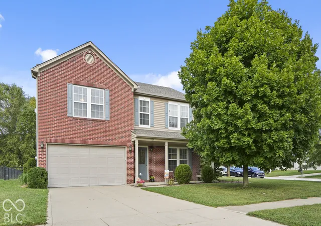 Photo 2 of Single family home for sale at 1124 E Mcclarnon Dr, Greenfield, IN 46140 | MLS# 22121043 | Listing updated on 2026-10-07
