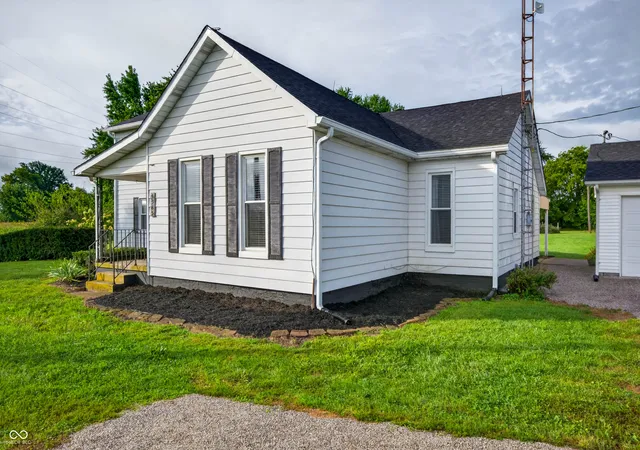 3rd image of 5365 E State St E, Columbus, IN 47201 | MLS# 22121048