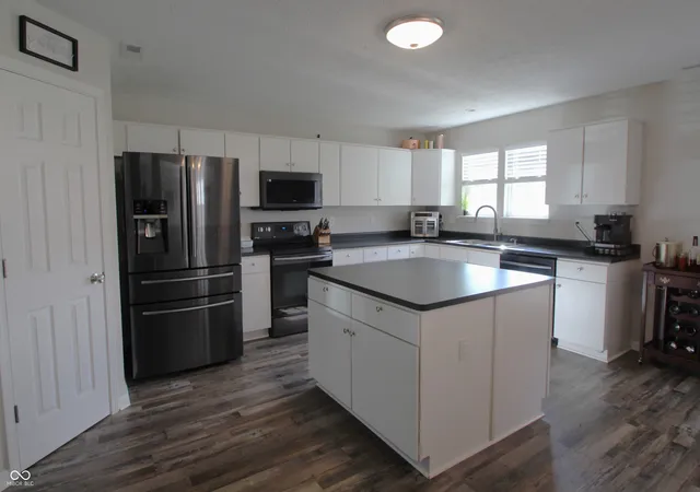 Photo 4 of Sale Pending at 4154 Taunton Ct, Plainfield, IN 46168 | MLS# 22121060 | Listing updated on 2026-10-04