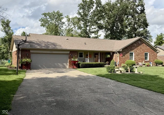 Photo 2 of Single family home for sale at 7980 Oak Hl Dr, Plainfield, IN 46168 | MLS# 22121087 | Listing updated on 2026-10-06