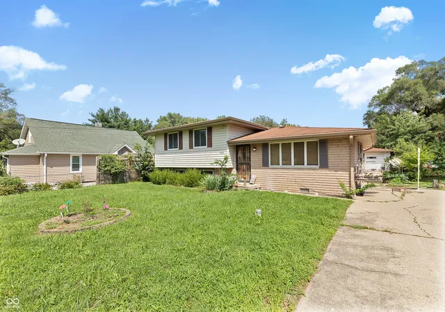 2nd image of 5423 S Victoria Dr, Indianapolis, IN 46217 | MLS# 22121096