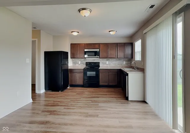 5th image of 8133 Whistlewood Dr, Indianapolis, IN 46239 | MLS# 22121113