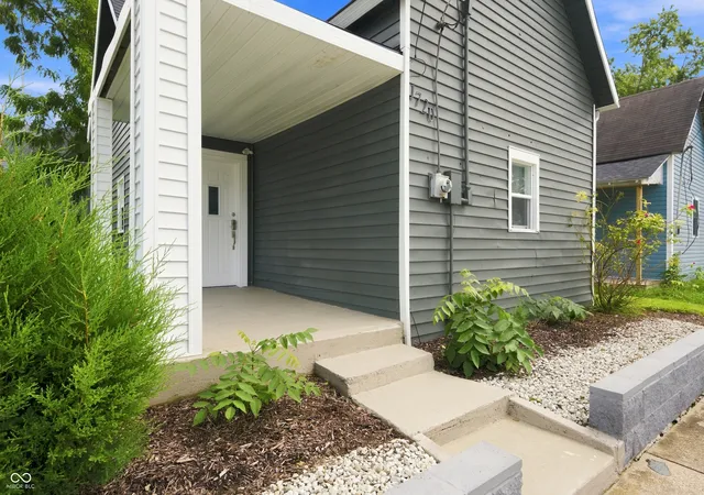 Photo 2 of Sale Pending at 1720 S Hoyt Ave, Muncie, IN 47302 | MLS# 22121120 | Listing updated on 2026-08-21