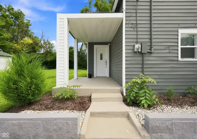 Photo 3 of Sale Pending at 1720 S Hoyt Ave, Muncie, IN 47302 | MLS# 22121120 | Listing updated on 2026-08-21