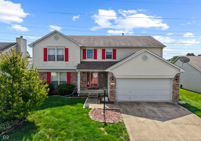 Single family home for sale at 905 Lionshead Ln, Greenwood, IN 46143 | MLS# 22121156