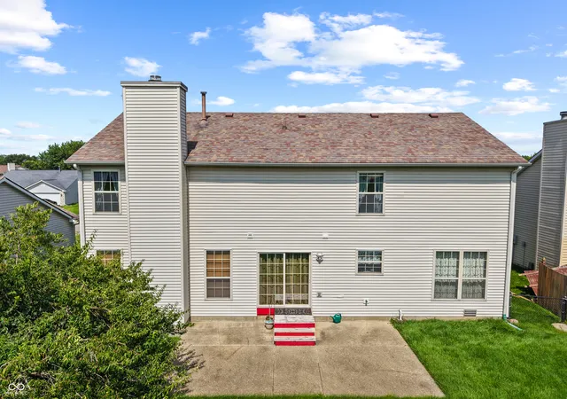 Photo 2 of Single family home for sale at 905 Lionshead Ln, Greenwood, IN 46143 | MLS# 22121156 | Listing updated on 2026-10-09