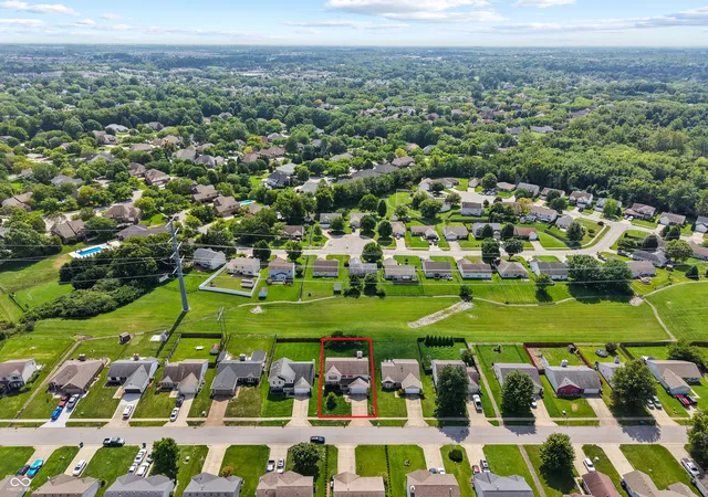 Photo 4 of Single family home for sale at 905 Lionshead Ln, Greenwood, IN 46143 | MLS# 22121156 | Listing updated on 2026-10-09