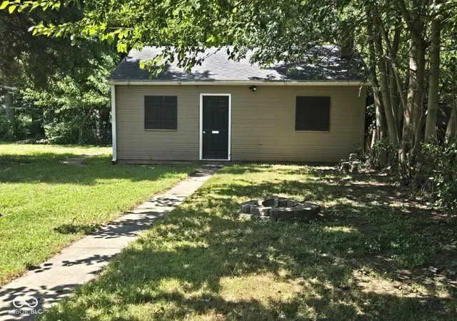 Photo 3 of Single family home for sale at 2425 S 6th Street, Terre Haute, IN 47802 | MLS# 22121175 | Listing updated on 2026-08-19