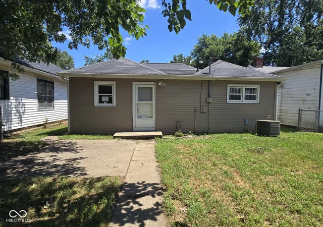 Photo 4 of Single family home for sale at 2425 S 6th Street, Terre Haute, IN 47802 | MLS# 22121175 | Listing updated on 2026-08-19