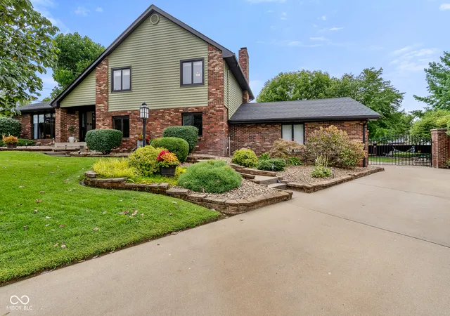 Photo 3 of Single family home for sale at 1411 Stadium Dr, Seymour, IN 47274 | MLS# 22121178 | Listing updated on 2026-10-27