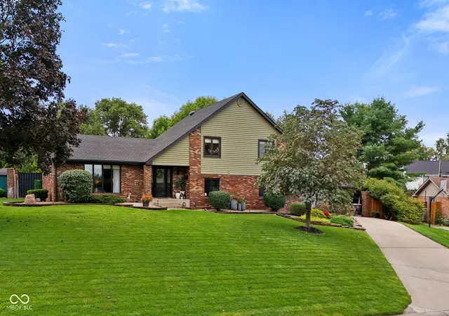 Photo 2 of Single family home for sale at 1411 Stadium Dr, Seymour, IN 47274 | MLS# 22121178 | Listing updated on 2026-09-22