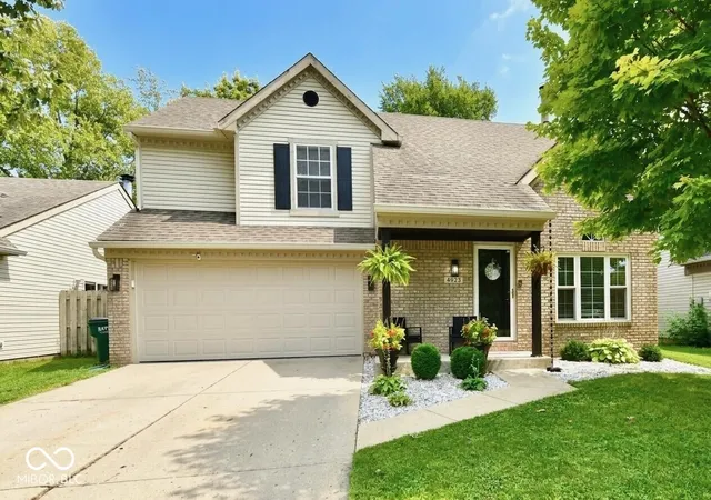 Photo 1 of Sale Pending at 4933 Aspen Crst Ln, Indianapolis, IN 46254 | MLS# 22121185 | Listing updated on 2026-09-16