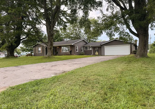 1st image of 714 Deaver Rd, Columbus, IN 47201 | MLS# 22121188