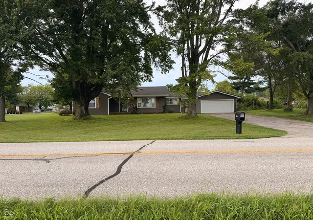 Photo 3 of Sale Pending at 714 Deaver Rd, Columbus, IN 47201 | MLS# 22121188 | Listing updated on 2026-08-22
