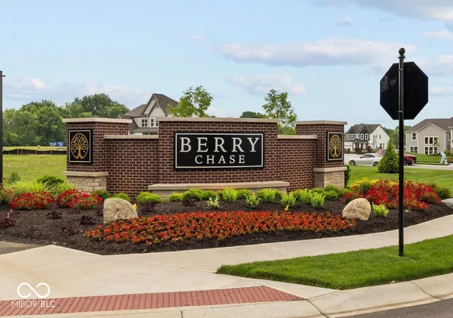 3rd image of 975 Vineyard Wy, Greenwood, IN 46143 | MLS# 22121256