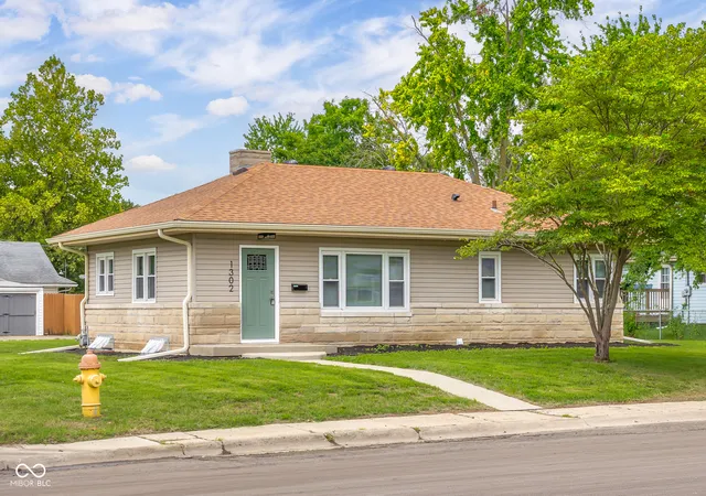 1st image of 1302 Pennsylvania St, Columbus, IN 47201 | MLS# 22121257