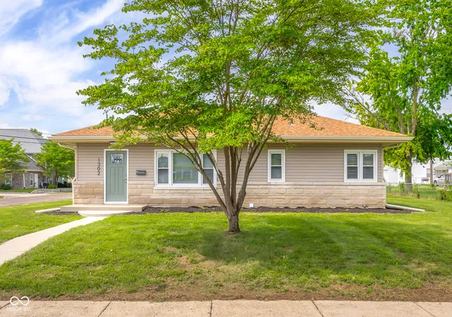 2nd image of 1302 Pennsylvania St, Columbus, IN 47201 | MLS# 22121257