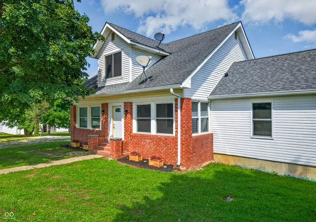 Photo 3 of Sale Pending at 6463 S 125 West, Trafalgar, IN 46181 | MLS# 22121269 | Listing updated on 2026-09-01