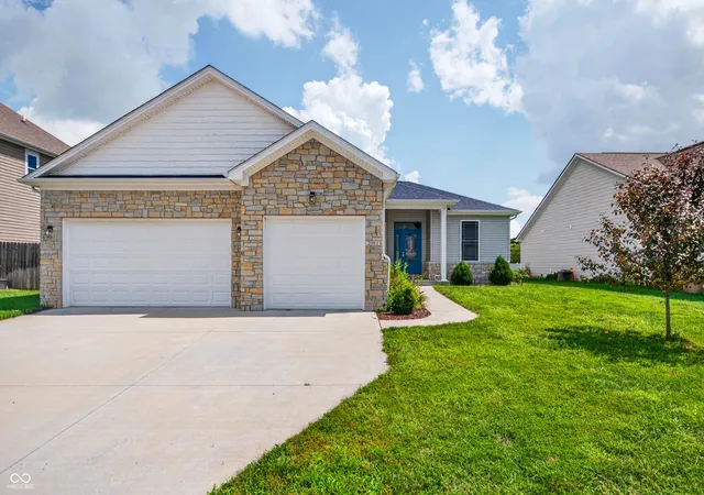 Photo 1 of Single family home for sale at 2981 Daylily Dr, Columbus, IN 47201 | MLS# 22121320 | Listing updated on 2026-10-03