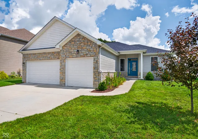 Photo 2 of Single family home for sale at 2981 Daylily Dr, Columbus, IN 47201 | MLS# 22121320 | Listing updated on 2026-10-03