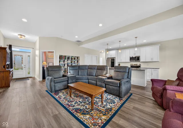 Photo 3 of Single family home for sale at 2981 Daylily Dr, Columbus, IN 47201 | MLS# 22121320 | Listing updated on 2026-10-03