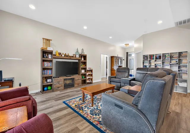Photo 4 of Single family home for sale at 2981 Daylily Dr, Columbus, IN 47201 | MLS# 22121320 | Listing updated on 2026-10-03