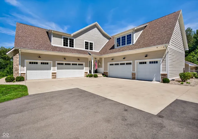 Photo 3 of Mansion for sale at 3823 Buckley Ct, Columbus, IN 47203 | MLS# 22121344 | Listing updated on 2026-09-21