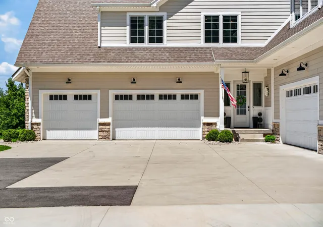 Photo 4 of Single family home for sale at 3823 Buckley Ct, Columbus, IN 47203 | MLS# 22121344 | Listing updated on 2026-09-21