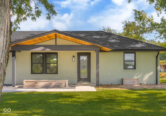 Photo 2 of Sale Pending at 9070 W 450 S, Columbus, IN 47201 | MLS# 22121353 | Listing updated on 2026-10-26
