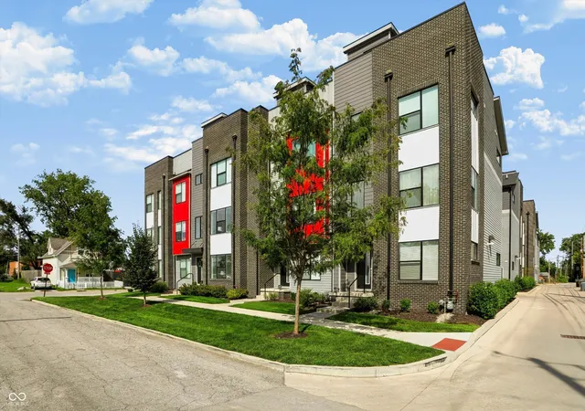 Photo 2 of Townhouse for sale at 423 Leota St, Indianapolis, IN 46203 | MLS# 22121356 | Listing updated on 2026-10-15