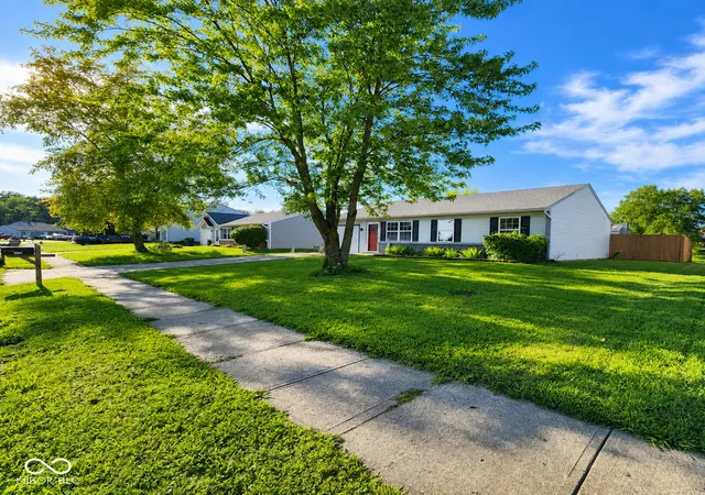2nd image of 134 Meadow Creek South Dr, Whiteland, IN 46184 | MLS# 22121362