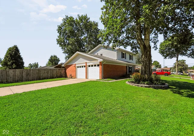 2nd image of 5215 Yellowwood Dr, Columbus, IN 47203 | MLS# 22121374