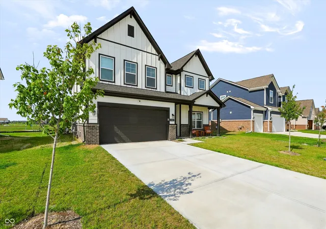 Photo 3 of Single family home for sale at 1392 Little Rodeo Pl, Greenwood, IN 46143 | MLS# 22121438 | Listing updated on 2026-10-07