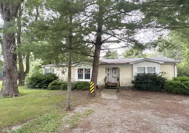Manufactured home for sale at 928 S Broadway St, Pendleton, IN 46064 | MLS# 22121462