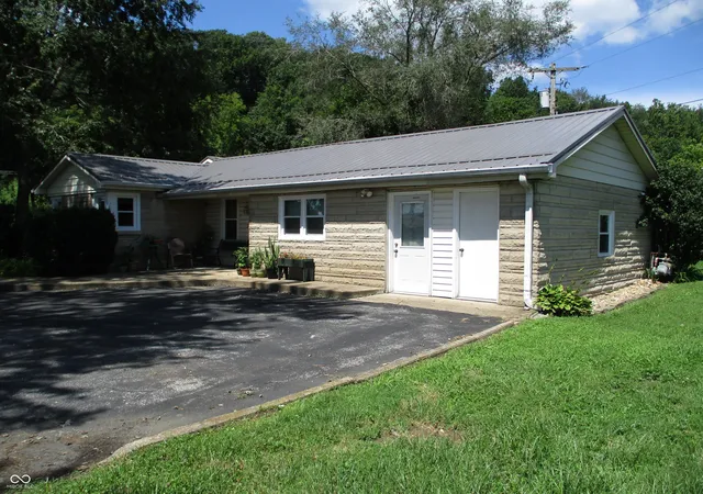 2nd image of 2576 Old State Road 37 Road S, Martinsville, IN 46151 | MLS# 22121512
