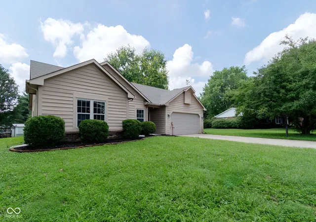 2nd image of 572 San Ricardo Dr, Greenwood, IN 46142 | MLS# 22121557