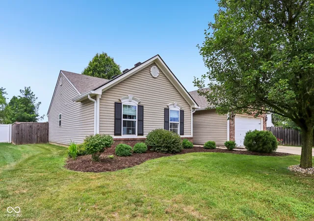 3rd image of 4086 S Turning Leaf Ct, New Palestine, IN 46163 | MLS# 22121575