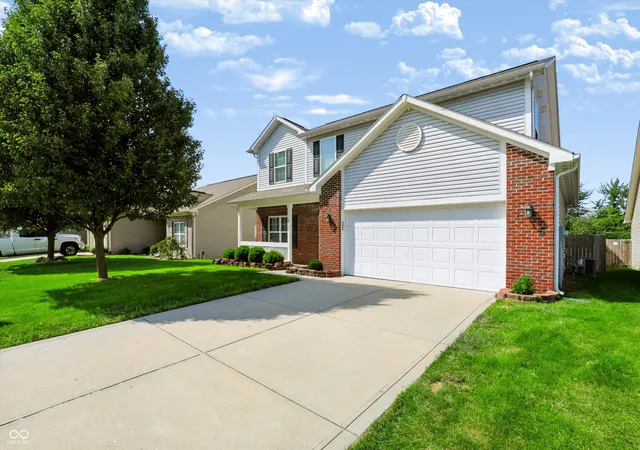 Photo 2 of Single family home for sale at 5826 Edelle Dr, Indianapolis, IN 46237 | MLS# 22121607 | Listing updated on 2026-10-05