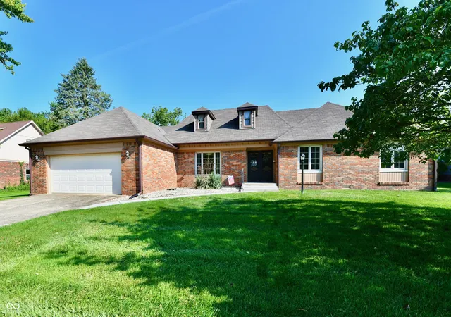 2nd image of 3190 Greensview Dr, Greenwood, IN 46143 | MLS# 22121623