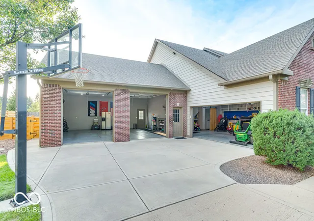 Photo 2 of Sale Pending at 13844 Ash Stone Ct, Fishers, IN 46040 | MLS# 22121642 | Listing updated on 2026-08-31