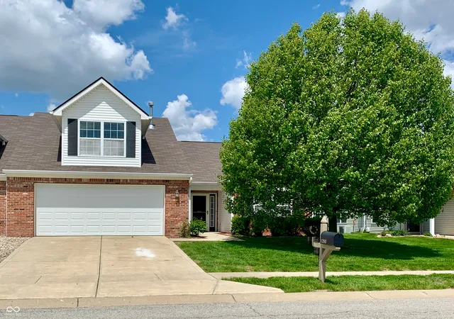 3rd image of 1350 Hamilton Dr, Greenwood, IN 46143 | MLS# 22121701